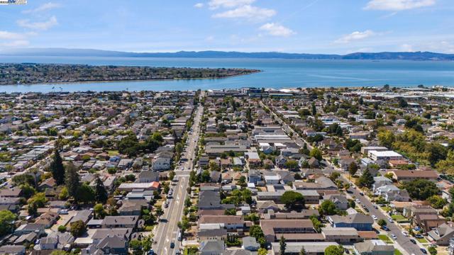 1233 Broadway, Alameda CA: https://media.crmls.org/mediaz/8f6bd7f2-a716-47fb-a736-6636da350a69.jpg