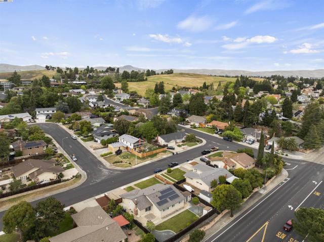 2845 Briarwood Dr, Livermore CA: https://media.crmls.org/mediaz/8f6de7cb-22b6-45cc-b621-32b63ad4d8e7.jpg