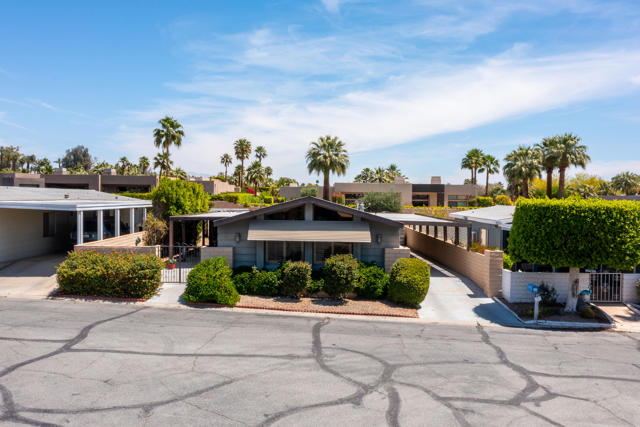 14 International Boulevard, Rancho Mirage CA: https://media.crmls.org/mediaz/8f6e15d8-4795-4138-896a-f4ae4df879f0.jpg
