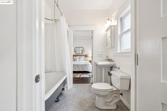 678 65Th St, Oakland CA: https://media.crmls.org/mediaz/8f6e52ce-da7d-4765-985d-44ce49629be1.jpg