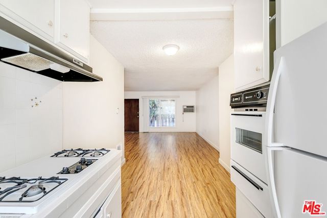 2332 S Beverly Glen Boulevard, Los Angeles CA: https://media.crmls.org/mediaz/8f6e7d6d-370c-45f6-951f-e81983cb9a4f.jpg