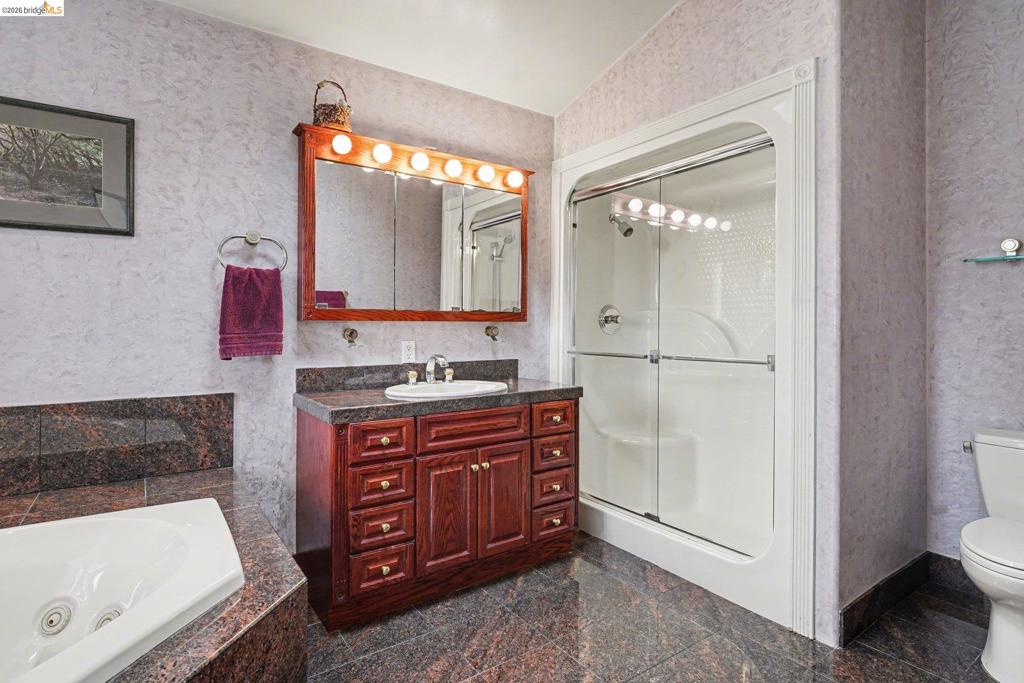https://media.crmls.org/mediaz/8f6eb11b-7de9-4967-838b-c01db44ed2d8.jpg?preset=X-Large
