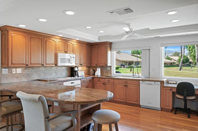 38 Conejo Circle, Palm Desert CA: https://media.crmls.org/mediaz/8f6eb125-3dee-4500-b2ed-1e55515bc4ae.jpg