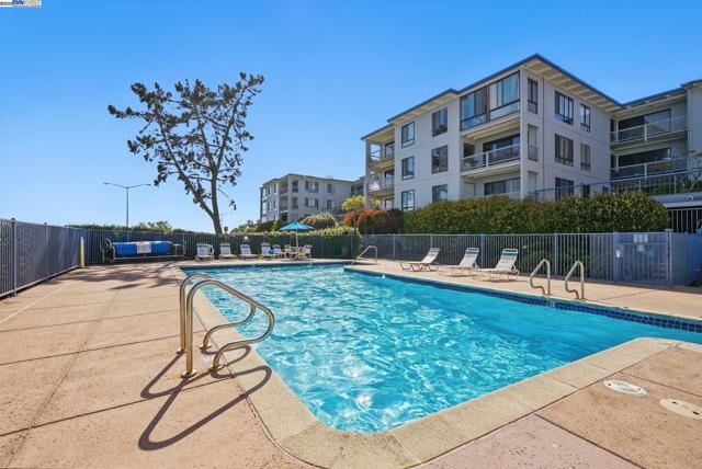 3 Commodore Dr, Emeryville CA: https://media.crmls.org/mediaz/8f6eb1ff-af84-4d60-bdcb-bdf97a85368f.jpg