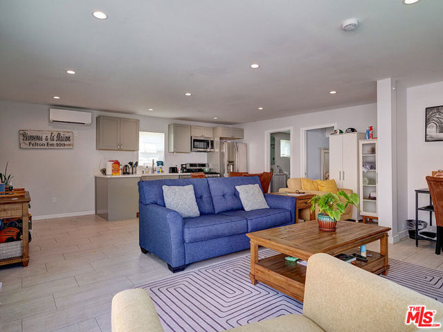 1019 S Rimpau Boulevard, Los Angeles CA: https://media.crmls.org/mediaz/8f6eda9d-e9b6-4bca-bfb4-3b51bf985b11.jpg