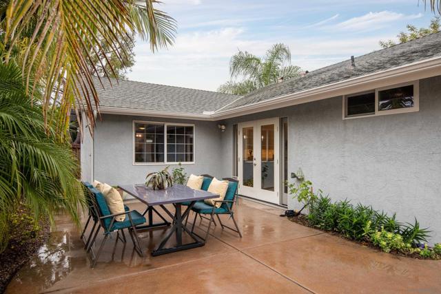 11766 Clearwood Ct, San Diego CA: https://media.crmls.org/mediaz/8f6ef153-67ee-487a-9e5f-6900a95759fa.jpg