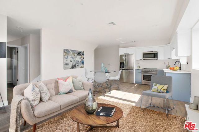 1724 Menlo Avenue, Los Angeles CA: https://media.crmls.org/mediaz/8f6fac72-9200-4488-82c1-896cf64a35a1.jpg