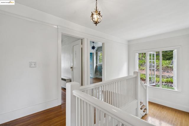 618 Boulevard Way, Piedmont CA: https://media.crmls.org/mediaz/8f700711-f081-4e2b-a954-a5f010b17ce8.jpg