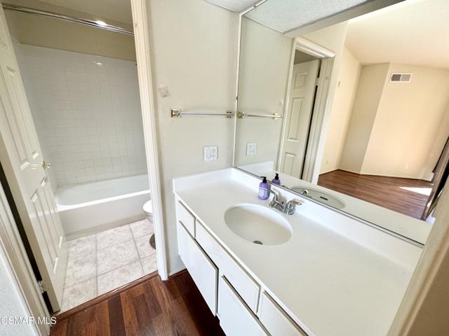 672 Indian Oak Lane, Oak Park CA: https://media.crmls.org/mediaz/8f70194d-be50-4b49-a494-806a09841f18.jpg