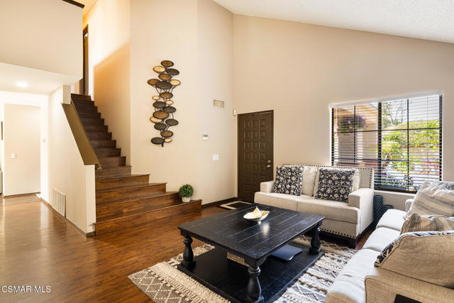 2124 Snowberry Court, Simi Valley CA: https://media.crmls.org/mediaz/8f702105-3afe-40c5-b4a5-8068d4d60c8d.jpg
