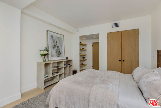 818 N Doheny Drive, West Hollywood CA: https://media.crmls.org/mediaz/8f70726e-ff3c-42ca-9158-64591cd49a35.jpg