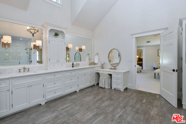 Image 32 of 55 For 3640 Longridge Avenue