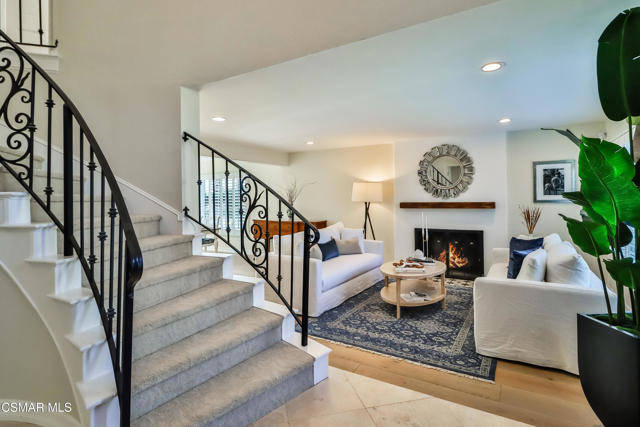 2328 Otono Circle, Thousand Oaks CA: https://media.crmls.org/mediaz/8f70c9ac-9995-4f86-b82a-281eda947136.jpg