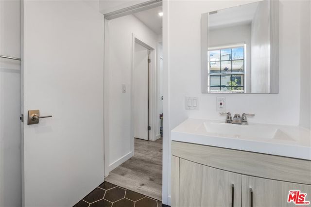 2481 S Bundy Drive, Los Angeles CA: https://media.crmls.org/mediaz/8f7137c6-1eda-4e4e-912a-95e16b880227.jpg