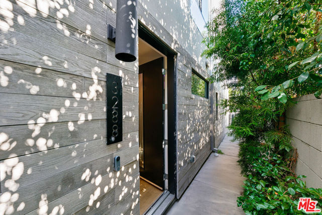 3288 N Canary Way, Los Angeles CA: https://media.crmls.org/mediaz/8f71a291-7119-4948-890e-f84ebc68880c.jpg