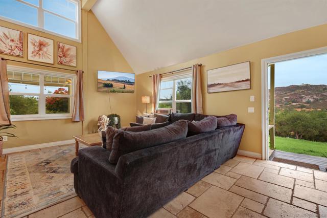 12108 12110 Lilac Heights Ct, Valley Center CA: https://media.crmls.org/mediaz/8f71cefb-26e5-47d1-b4d6-d1f96cc19c62.jpg