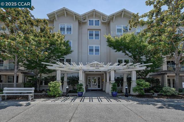 1840 Tice Creek Dr, Walnut Creek CA: https://media.crmls.org/mediaz/8f723508-b0ed-4edd-b7d4-3054c1e00da7.jpg