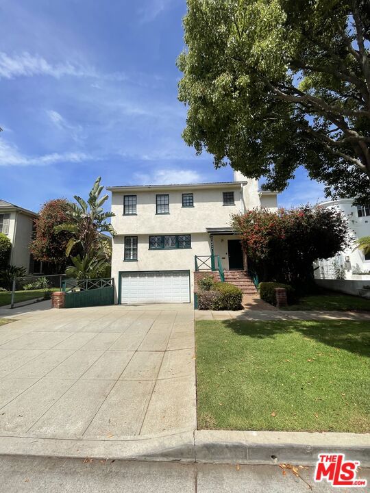 1131 17th Street, Santa Monica CA: https://media.crmls.org/mediaz/8f72ab07-52b1-41a0-8cc0-d82a0b5b7f1e.jpg