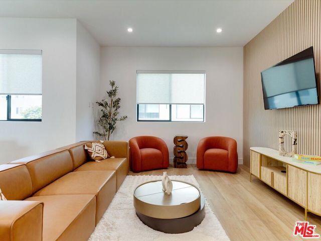 2815 1/2 S Redondo Boulevard, Los Angeles CA: https://media.crmls.org/mediaz/8f72e014-cbac-4fec-b620-3d47b3f32256.jpg
