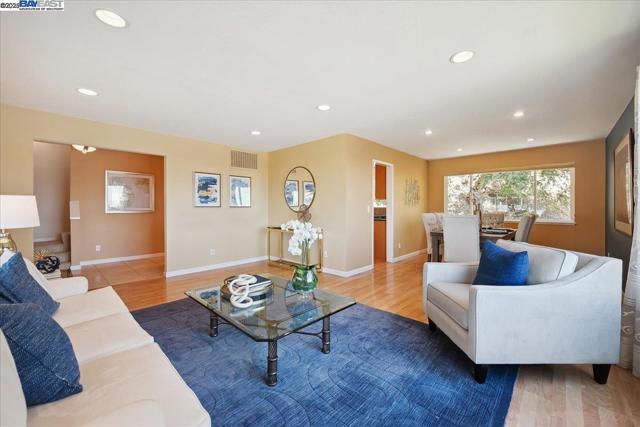 3457 Hackamore Dr, Hayward CA: https://media.crmls.org/mediaz/8f73241e-d905-4f3d-b9e2-5c8eb45c28f9.jpg