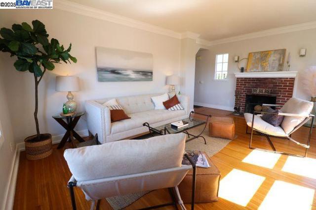 828 Everett Ave, Oakland CA: https://media.crmls.org/mediaz/8f738c63-fbf7-4cdb-8e82-8e0a2487456c.jpg
