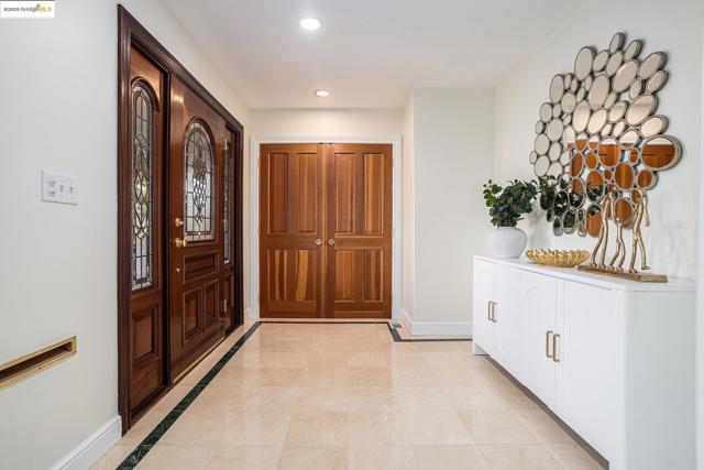 1415 Vancouver Ave, Burlingame CA: https://media.crmls.org/mediaz/8f7422a8-6792-491c-8397-cacce6cd6e18.jpg
