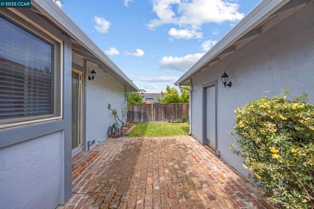 5571 Sepulveda Ct, Concord CA: https://media.crmls.org/mediaz/8f757518-af93-400b-8e79-a582cc8dbcc7.jpg