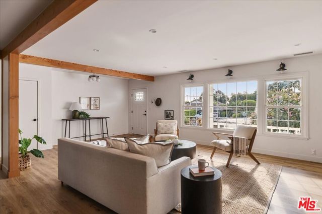336 N Bradoaks Avenue, Monrovia CA: https://media.crmls.org/mediaz/8f760181-5b4c-4164-9f81-3a3bf7114dbe.jpg