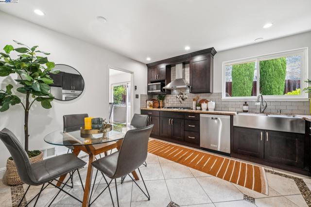 598 CRESTMONT DRIVE, Oakland CA: https://media.crmls.org/mediaz/8f78467a-e00a-454d-a9e6-922224646519.jpg