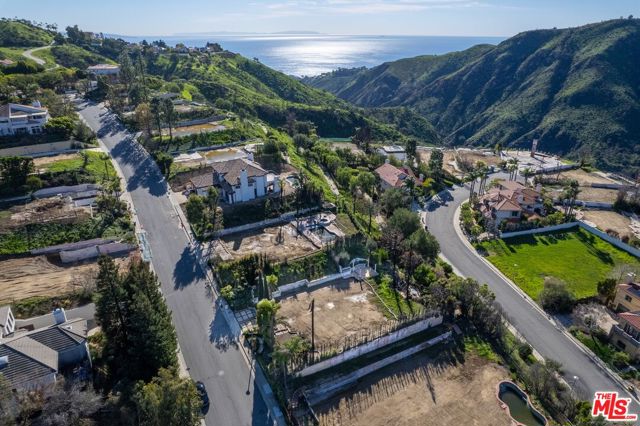 16780 Monte Hermoso Drive, Pacific Palisades CA: https://media.crmls.org/mediaz/8f79b905-73f2-46cf-878b-c421ce788fc3.jpg