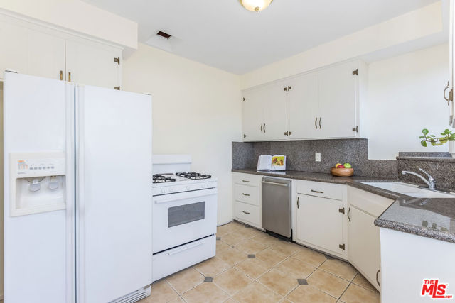 1922 Tamarind Avenue, Los Angeles, California 90068, 2 Bedrooms Bedrooms, ,1 BathroomBathrooms,Condominium,For Sale,Tamarind,24403655