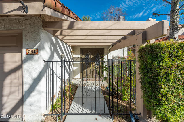 784 N Valley Drive, Westlake Village CA: https://media.crmls.org/mediaz/8f7ae1fb-60c6-4d53-811c-2c4c2f8e4f48.jpg