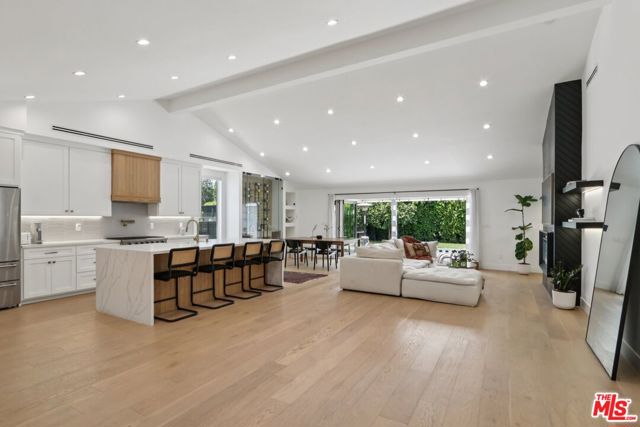 13117 Magnolia Boulevard, Sherman Oaks CA: https://media.crmls.org/mediaz/8f7ba655-f3a5-44a9-b421-9c7b30ab6c3c.jpg