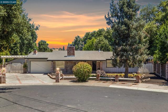 12 La Sonoma Ct, Alamo CA: https://media.crmls.org/mediaz/8f7d5b46-d33d-4bd8-a958-a2ba2cd4a6f9.jpg