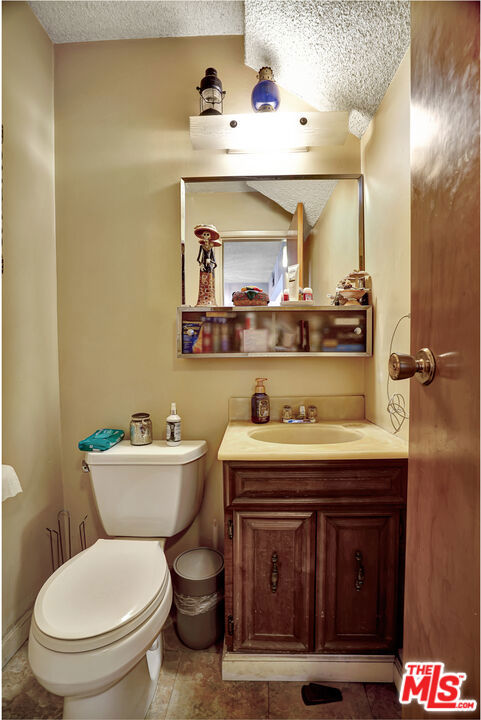 901 Rosemont Avenue, Los Angeles CA: https://media.crmls.org/mediaz/8f7df390-70ab-4ef8-9e6f-68ca66adeb7b.jpg