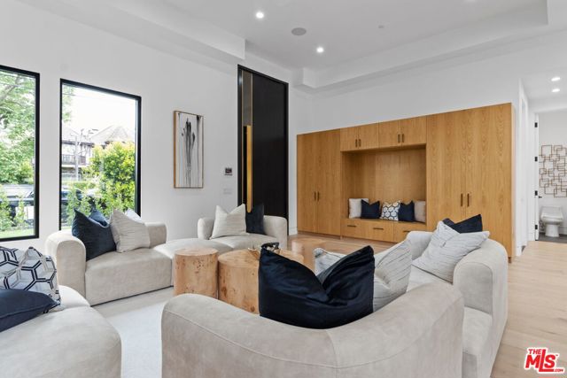 4535 Haskell Avenue, Encino CA: https://media.crmls.org/mediaz/8f7dfb29-6e16-4ed1-a30d-cc7836618a41.jpg
