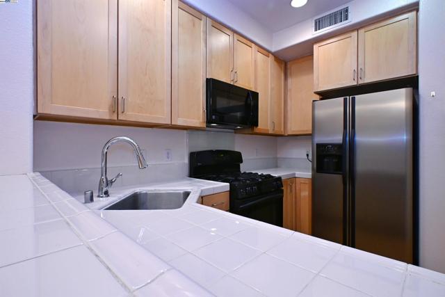 22894 Kingsford Way, Hayward CA: https://media.crmls.org/mediaz/8f7e2668-ca08-4138-9242-e569882eb87c.jpg