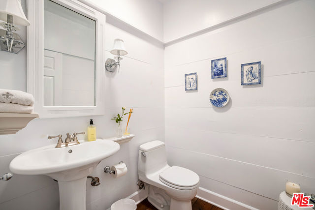 1647 N Beverly Glen Boulevard, Los Angeles CA: https://media.crmls.org/mediaz/8f7fa5f6-3b00-4343-b465-8b930e6fa50d.jpg