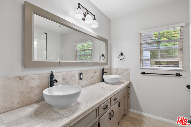 3141 Fairmount Avenue, La Crescenta CA: https://media.crmls.org/mediaz/8f7fc008-1720-47e9-8708-8ea80462e1b5.jpg