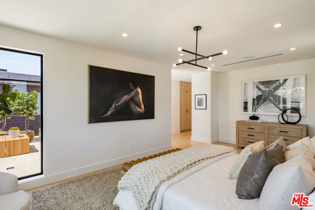 2115 Walnut Avenue, Venice CA: https://media.crmls.org/mediaz/8f7ffed5-f6e6-4391-bc61-f19dca2e4343.jpg
