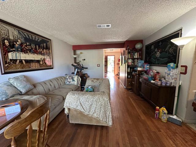 1988 Calaveras Dr, Pittsburg CA: https://media.crmls.org/mediaz/8f803bea-7dd5-4e66-be0f-60d618dee34d.jpg