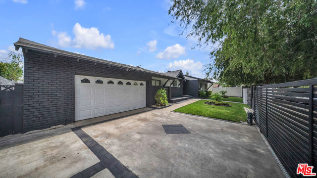 10326 Gothic Avenue, Granada Hills CA: https://media.crmls.org/mediaz/8f80f399-2ed4-482d-b253-4bf99dd5676f.jpg