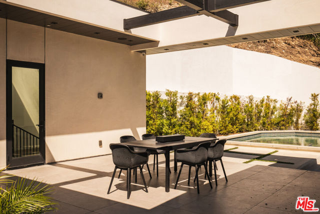 3920 Knobhill Drive, Sherman Oaks CA: https://media.crmls.org/mediaz/8f81c036-ef28-49cb-8b94-dcab86a8eef1.jpg