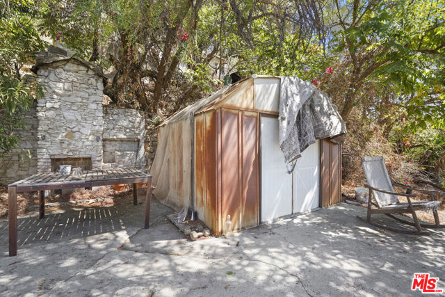 627 Dimmick Drive, Los Angeles CA: https://media.crmls.org/mediaz/8f821242-338e-4851-9ba8-06a9e9dfdef0.jpg