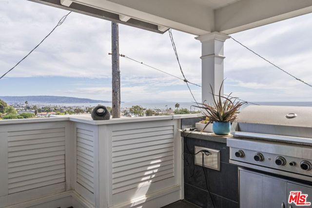 636 12th Street, Manhattan Beach CA: https://media.crmls.org/mediaz/8f828d3e-d14f-4f76-8cae-2077719f3989.jpg