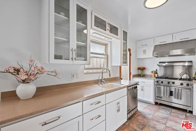 666 Marr Street, Venice CA: https://media.crmls.org/mediaz/8f82b36a-7708-42bf-bd21-8bd399efe283.jpg