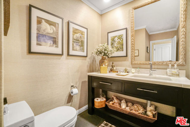 9420 Eden Drive, Beverly Hills CA: https://media.crmls.org/mediaz/8f82ba6b-399e-4cf2-8776-32faaa708177.jpg