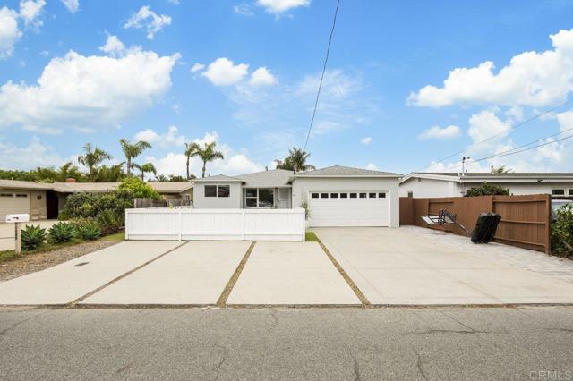1105 Evergreen Drive, Encinitas CA: https://media.crmls.org/mediaz/8f82ec2e-4d1c-45d4-af63-5a45be61fdba.jpg
