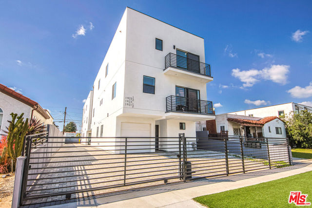 1923 Carmona Avenue, Los Angeles CA: https://media.crmls.org/mediaz/8f8333f3-7d19-4602-8f94-cd66f01a5e4e.jpg