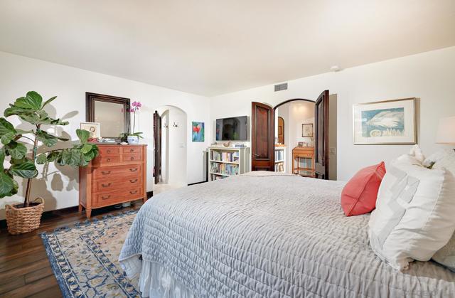 350 Punta Baja Dr, Solana Beach CA: https://media.crmls.org/mediaz/8f83942f-d202-4bee-8525-1670c16efc34.jpg